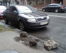 В Киеве появились антипарковочные валуны времен Киевской Руси (фото)