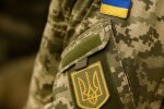 Военнообязанный с повесткой возле ТЦК