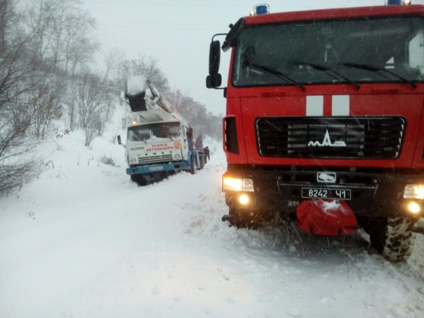 спасатели извлекают из снежных заносов машины