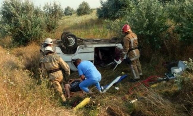 Рятувальники вирізали пасажирів з авто після страшного ДТП (ФОТО)