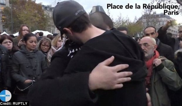 Якщо довіряєш - обійми: мусульманин в Парижі провів флешмоб толерантності (відео)