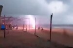 Блискавка на пляжі, кадр з відео
