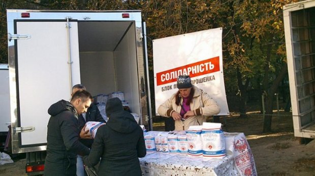 Дніпропетровських виборців підкуповують харчами (фото)