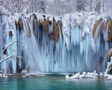 Чудеса природи! Неймовірні кадри крижаних водоспадів вразили мережу