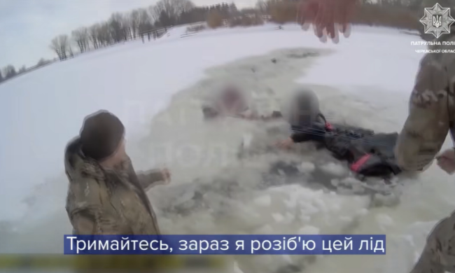 За шаг до беды: в Черкассах патрульные вытащили супругов из ледяной ловушки