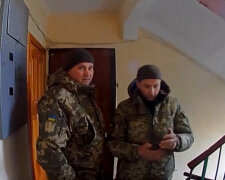 ТЦК біля дверей. Фото: скріншот відео Цензор