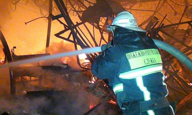 В Івано-Франківську 8 пожежних машин гасили столярний цех (фото)