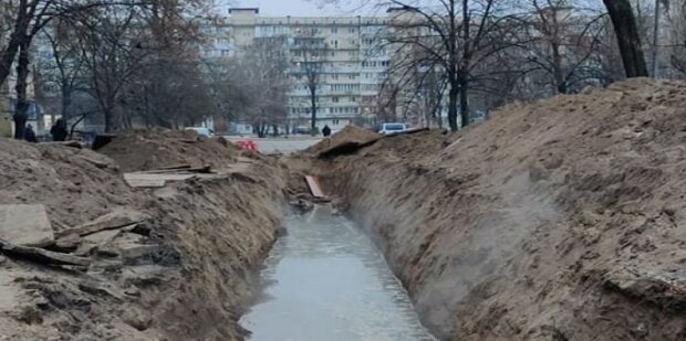 У Києві комунальники залишили після ремонту глибоку яму з водою, фото: соціальні мережі