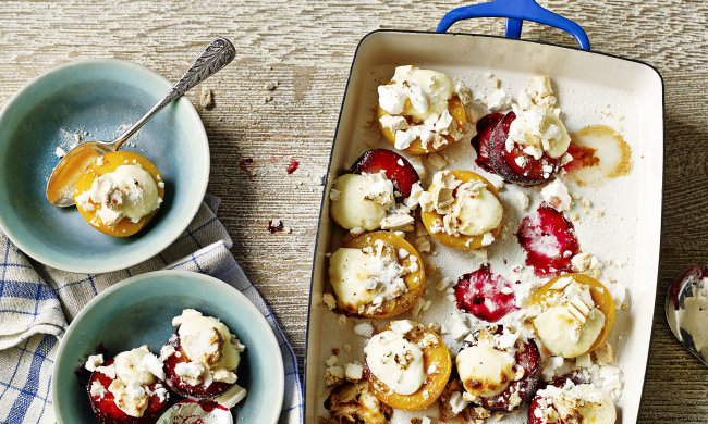 Швидкий рецепт запечених слив із маскарпоне