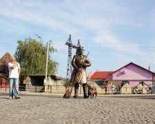 Ромы Закарпатья фотографируются с метлами в знак протеста против памятника