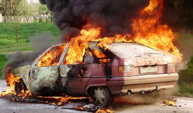 На Житомирщині зловмисники жбурнули вибухівку під авто