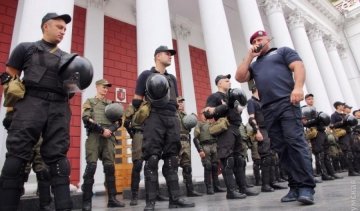 Возле одесской мэрии побили антитрухановцев