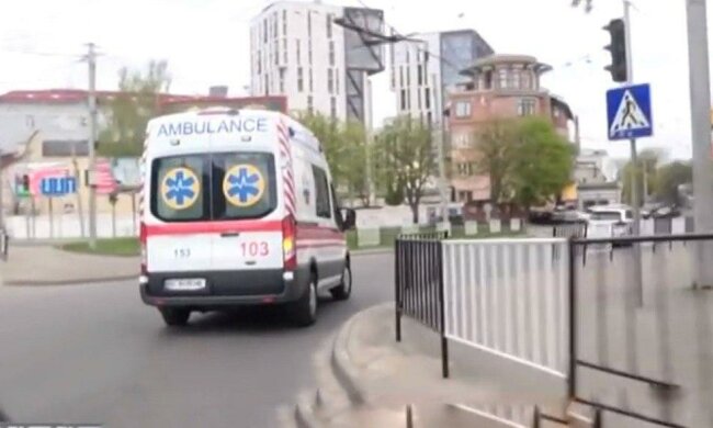 У Запоріжжі із зашморгу витягли напівмертвого чоловіка - висів на дереві, як ліхтар