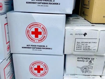 Продуктові набори від Червоного Хреста для переселенців і людей з інвалідністю