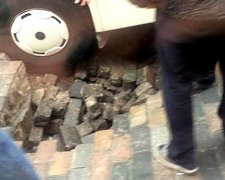 Біля будинку Кличка провалився автобус з дітьми
