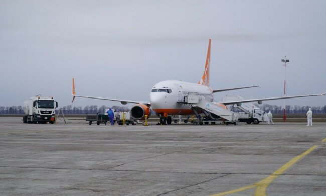 Літак з евакуйованими з Уханя, фото: Офіс президента