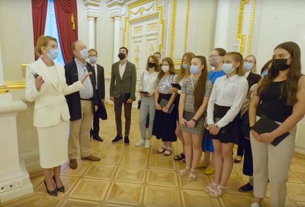 Елена Зеленская провела для школьников экскурсию по Мариинскому дворцу, скрин с видео