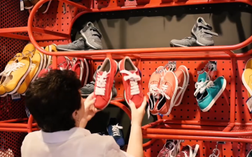 Покупка обуви. Фото: скрин youtube