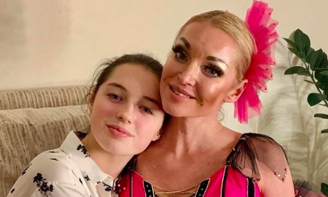 Поки Волочкова розкидається шпагатами, 14-річна донька проміняла її на красуню-мачуху