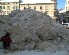 У Львові комунальники надалі не прибирають сніг. Фото: Сергій Кантарджян