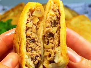 Млинці з м'ясом, кадр з відео