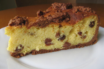 Сырник на шоколадном тесте с изюмом - простой рецепт ароматной выпечки