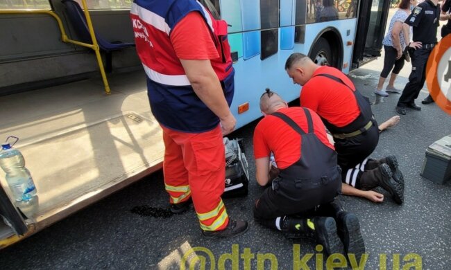 У Києві через спеку помер водій тролейбуса: стало погано за кермом