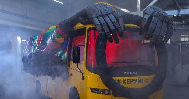 Гастролює україною "автобус-привид" без водія, а з кабіни звисають руки монстра