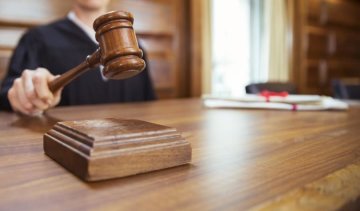 Адвокат запалав під час слухань про підпал