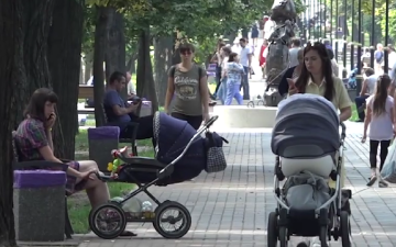 Українці з дітьми. Фото: скрін youtube
