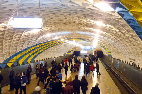 Винесли з вагону вперед ногами: у харківському метро помер чоловік, кадри не для слабкодухих