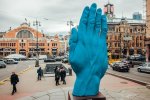 Из Киева исчезла гигантская синяя рука, затолкнули в багажник и увезли: горожане теряются в догадках
