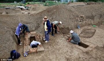 Сербські археологи розкопали поховання з золотими сувоями 
