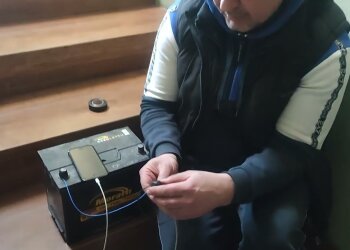 Зарядка для смартфона из автоаккумулятора, скриншот: YouTube