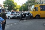 У Дніпрі маршрутка без гальм зім'яла в гармошку два легковики — дитину діставали з купи металу