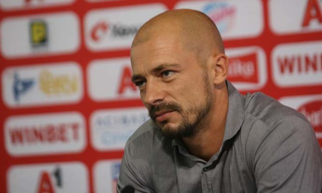 Тренер став на коліна перед суддею і попросив змінити рішення: відео