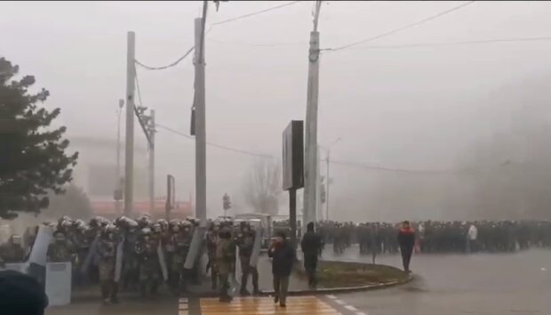 Скрін, відео YouTube протести в Казахстані