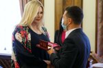 Ирина Билык получает награду из рук Зеленского, фото из соцсетей