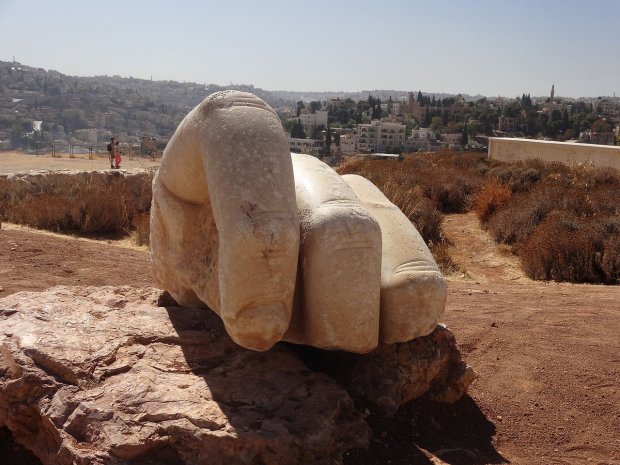 Таємниця найбільшої мармурової статуї у світі: як від Геркулеса залишилася лише рука