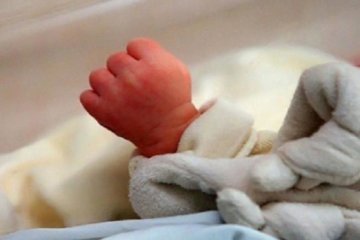 На Донеччині жінка закопала мертвонародженого сина в городі