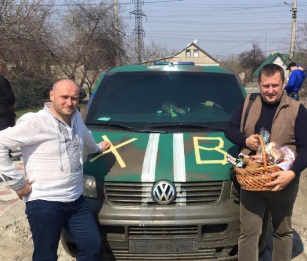 Філатов і Корбан подарували Ярошу броньоване авто (відео)