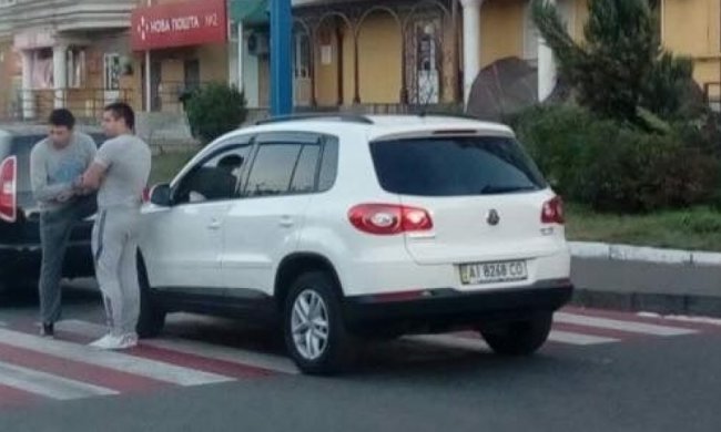 "Герой парковки" відібрав у пішоходів перехід