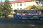 Автобус, митинг, скриншот: YouTube