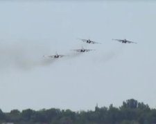 Українські військові льотчики показали вищий пілотаж (відео)