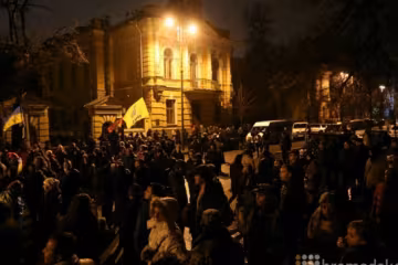 Кримські татари та активісти прийшли під Адміністрацію Президента (фото)