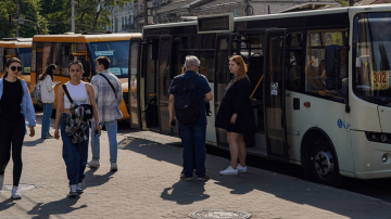 Люди на зупинці громадського транспорту в Одесі