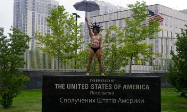 Напівгола активістка Femen попросила ураган Ірма про послугу