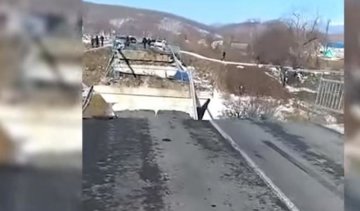 У Росії обвалився автомобільний міст (відео)