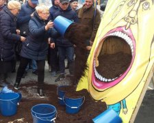 Тисяча активістів “Профспілкового наступу” пікетують Кабмін: змусили “Гройсмана” їсти землю. Відео