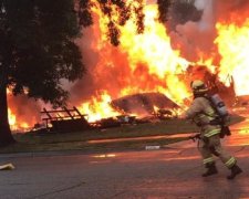 З'явилося відео авіакатастрофи в житловому районі Каліфорнії